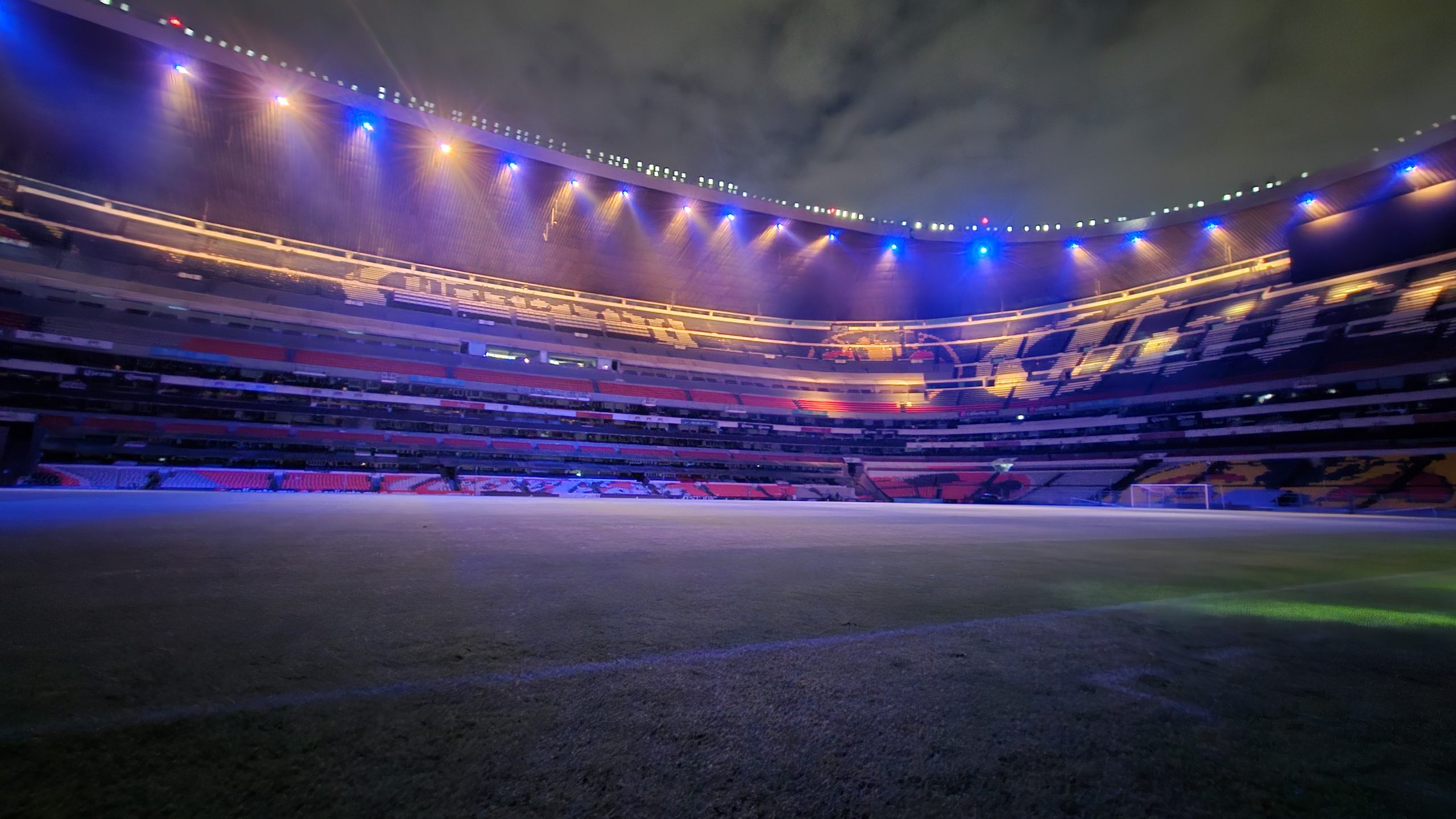 Estadio Azteca con juego de luces